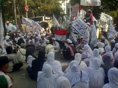 (Menghindari Provokasi) Massa FPI dan FUI Demo Bersila di Depan DPRD DKI