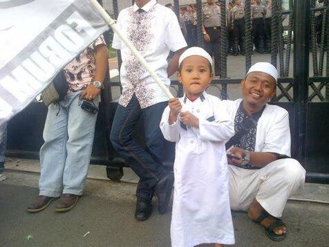 Bocah 2,5 tahun ini ikut demo FPI anti-Ahok di depan Gedung DPRD &#91;KPAI kemana???&#93;