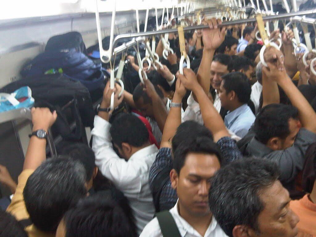 &#91;Attention&#93; Jangan Tertidur Sambil Berdiri di Dalam KRL Commuter LIne!!