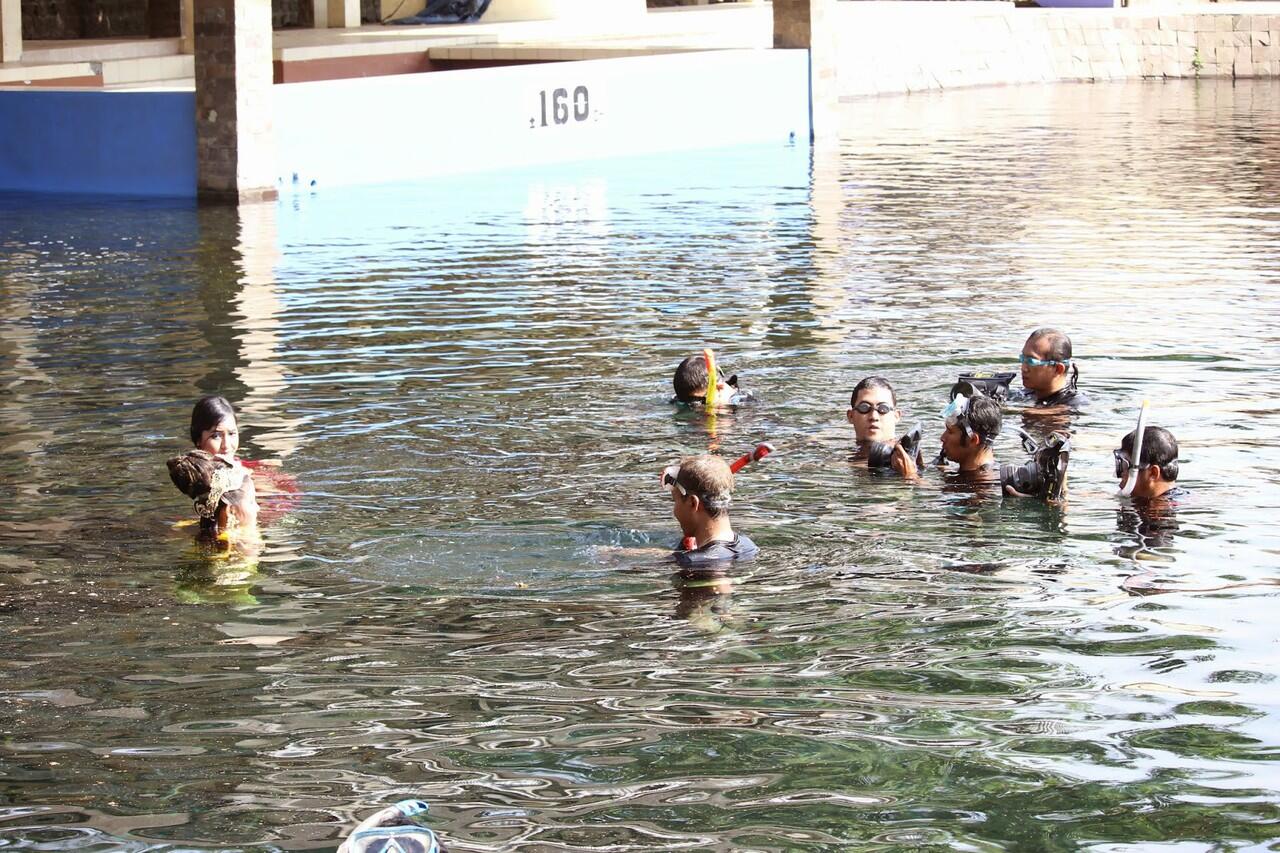 FOTO UNDERWATER. TOTALITAS ! KOSTUM SENILAI 14 JUTA RELA DIMASUKKAN AIR DEMI MENDAPAT