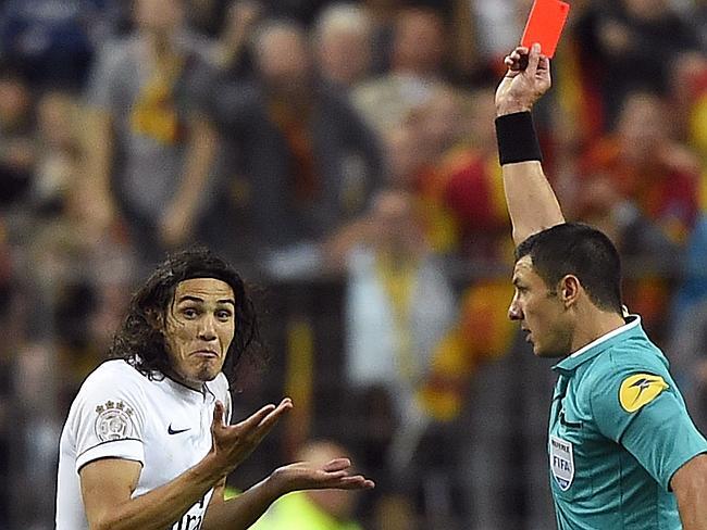 Aneh gan...Edinson Cavani dikartu merah karena selebrasi gol gaya sniper!