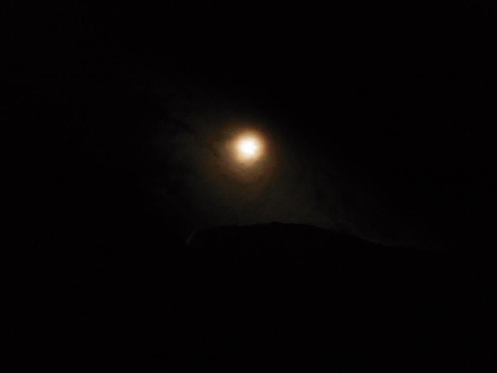 Di Bawah Sinar Bulan Purnama Gunung Ciremai
