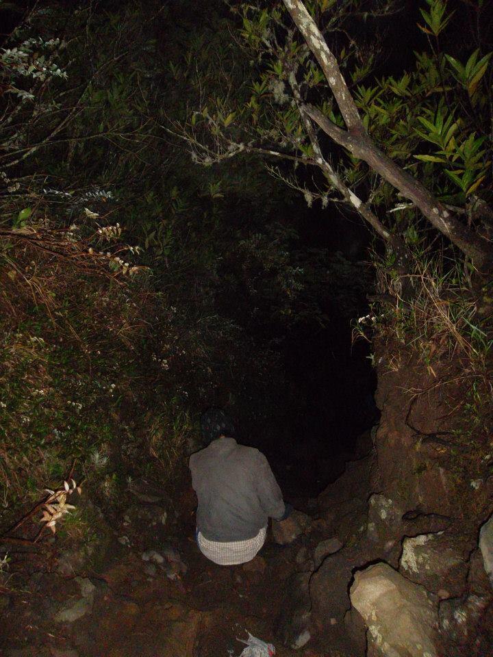 Di Bawah Sinar Bulan Purnama Gunung Ciremai