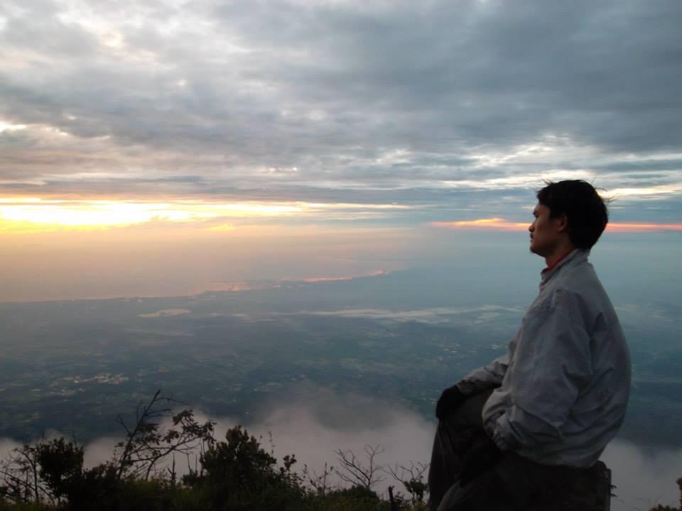 Di Bawah Sinar Bulan Purnama Gunung Ciremai