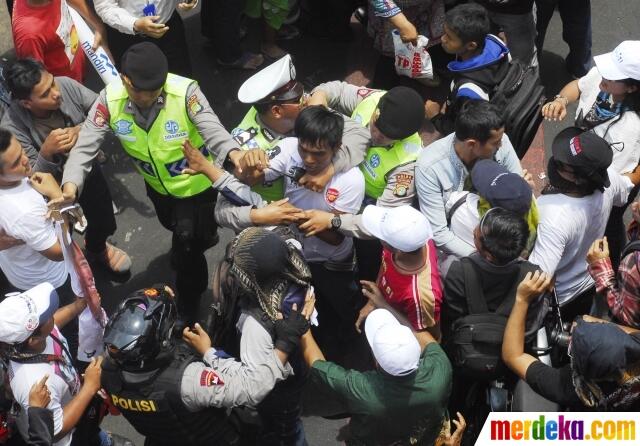 &#91;BREAKING NEWS&#93; Para Panasbung Dibekuk Polisi Saat Kirab Jokowi-JK