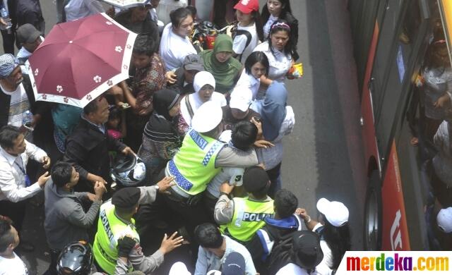 &#91;BREAKING NEWS&#93; Para Panasbung Dibekuk Polisi Saat Kirab Jokowi-JK