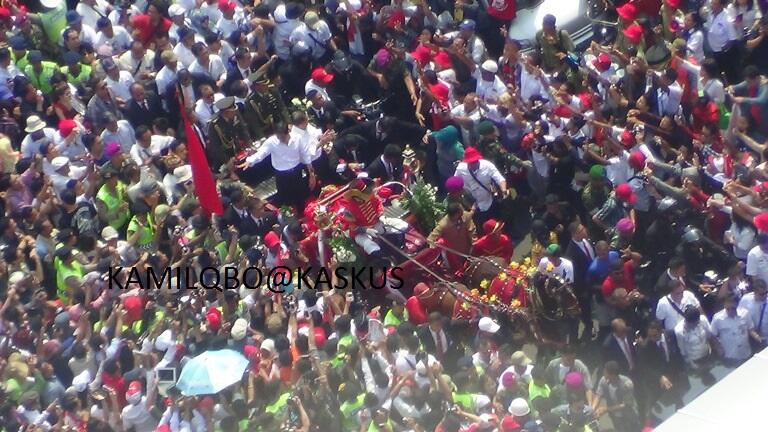 Momen Jokowi Melintasi Bundaran HI Naek Kereta Kencana 201014