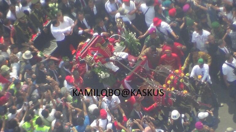 Momen Jokowi Melintasi Bundaran HI Naek Kereta Kencana 201014