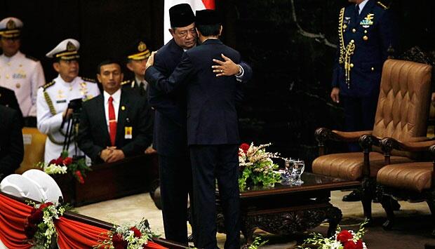 SBY Colek Presiden Jokowi untuk Beri Hormat