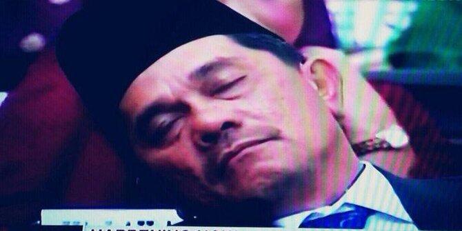 Tidur di Gedung MPR saat pelantikan Jokowi