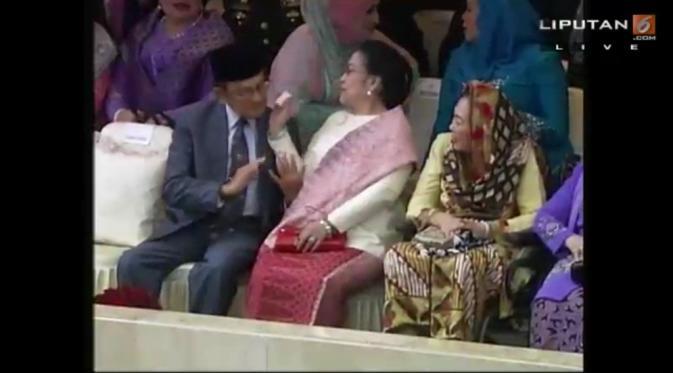 Megawati Usap-usap Pipi Habibie di Acara Pelantikan Jokowi