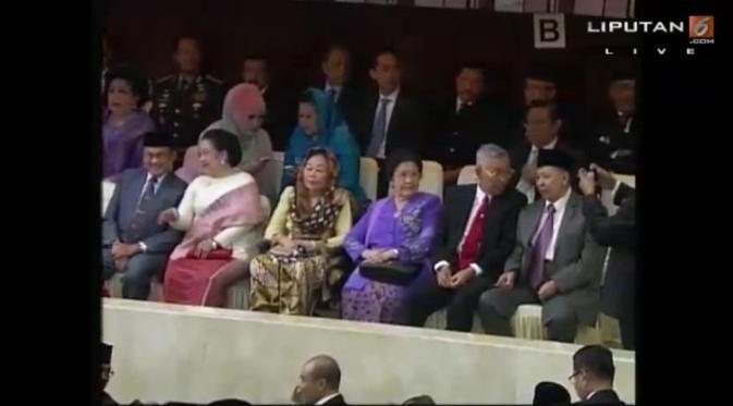 Megawati Usap-usap Pipi Habibie di Acara Pelantikan Jokowi