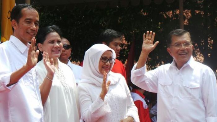 Istri JK Konsisten Berjilbab. Istri Jokowi Tidak