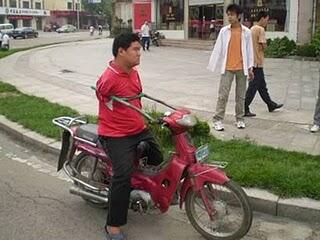 10 Hal Luar Biasa Yang Mampu Dilakukan Oleh Manusia Tanpa Lengan!