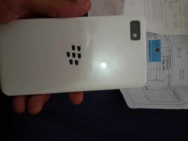 WTS Blackberry Z10 White Garansi CTN Masi 1thn lebih !