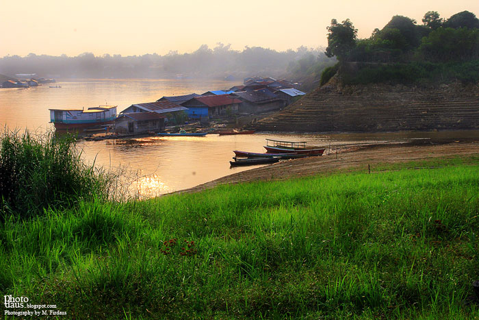 PAGI DI SISI SUNGAI KAPUAS JONGKONG KAPUAS HULU