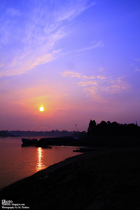 PAGI DI SISI SUNGAI KAPUAS JONGKONG KAPUAS HULU