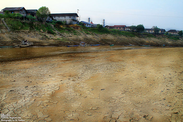 PAGI DI SISI SUNGAI KAPUAS JONGKONG KAPUAS HULU