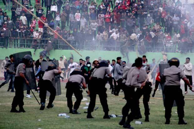 KERUSUHAN MENGERIKAN Terjadi Di Laga Persis Vs Martapura, Satu Orang Tewas !!!