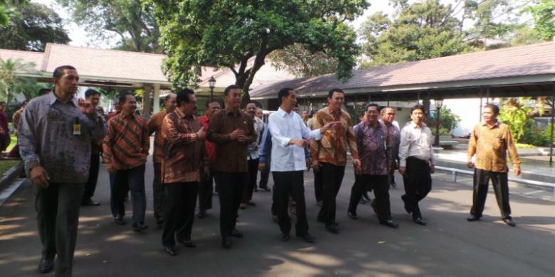 Home » Berita » Nasional » Gara-gara Jokowi, Paspampres & Staf Istana Mandi Keringat