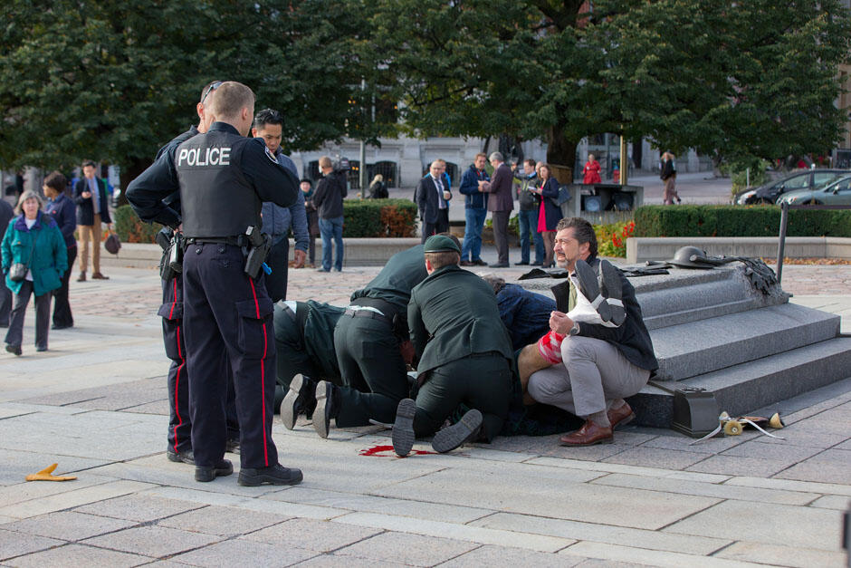 astaga….canada terjadi penembakan dalam gedung parlemen…siapa yah pelakunya
