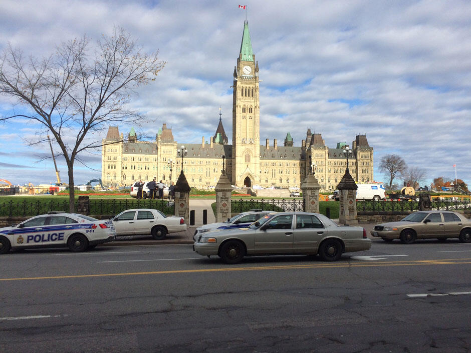 astaga….canada terjadi penembakan dalam gedung parlemen…siapa yah pelakunya