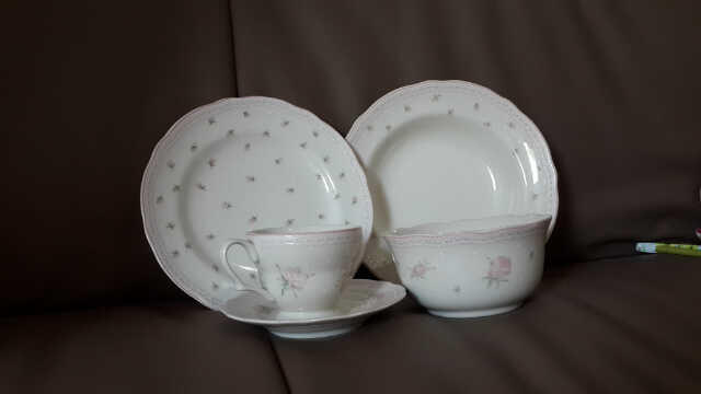 Terjual Dinner Set  Keramik  Piring  Cangkir Cawan 