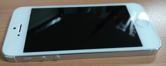 Jual Iphone 5s 16GB white second + lenmar battery pack casing
