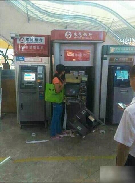 Perempuan ini menghancurkan mesin ATM dgn tangan kosong karna kartunya tertelan