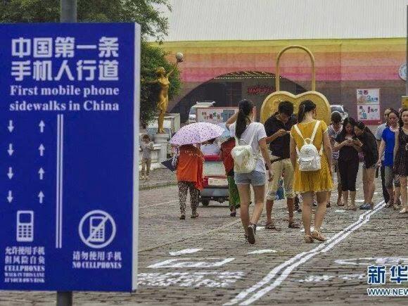 Ada Trotoar Khusus Untuk Penggila Smartphone di China