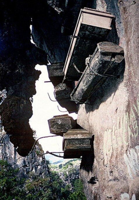 Kuburan gantung ala Toraja di Sagada, Filipina