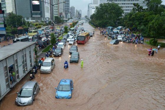 13 Foto Ini 'Jakarta' Banget! Kamu Gak Akan Percaya Apa yang Kamu Liat! 