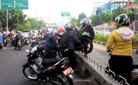 13 Foto Ini 'Jakarta' Banget! Kamu Gak Akan Percaya Apa yang Kamu Liat! 