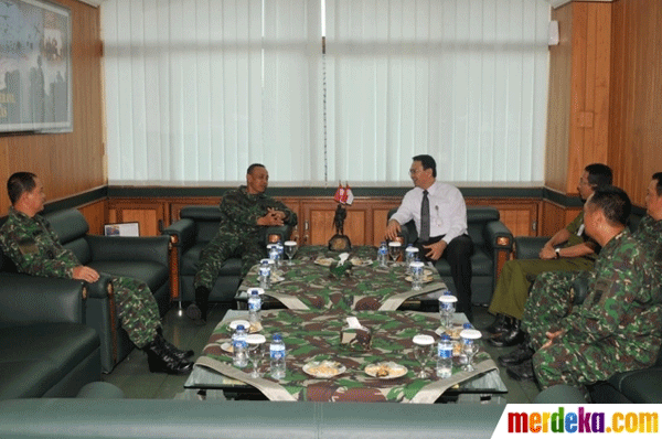 (Manusia berbahaya) Ahok latihan menembak di Markas Kostrad