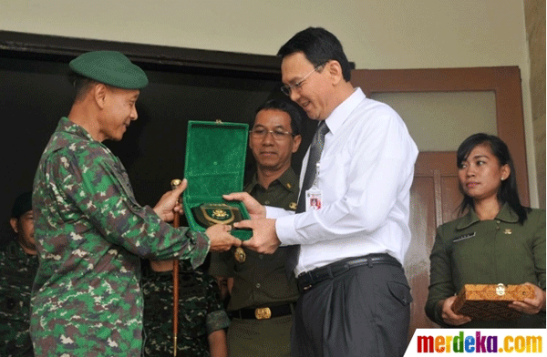 (Manusia berbahaya) Ahok latihan menembak di Markas Kostrad