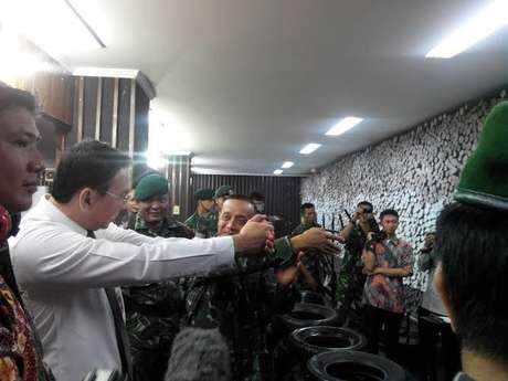 (Manusia berbahaya) Ahok latihan menembak di Markas Kostrad