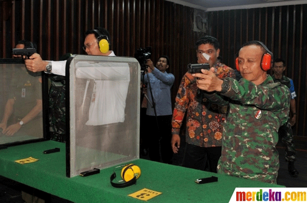 (Manusia berbahaya) Ahok latihan menembak di Markas Kostrad