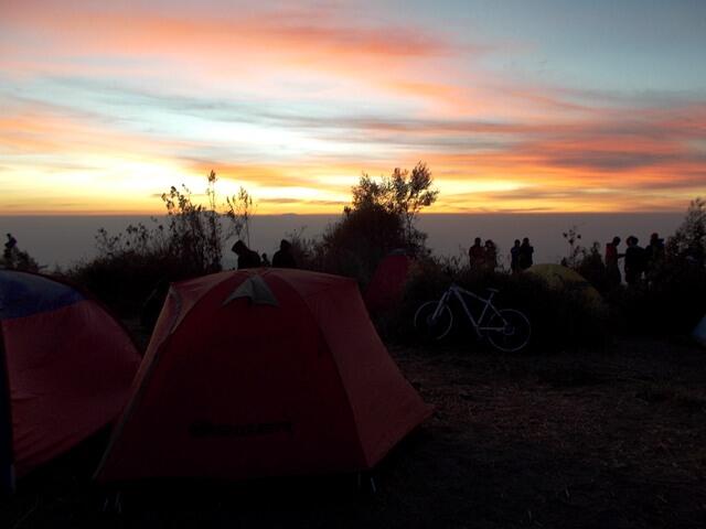 &#91;catper&#93; Bikepacker ke atas awan - puncak B29 Lumajang