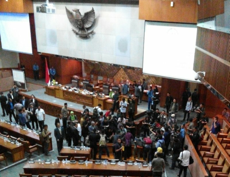 (hot news) Paripurna Kisruh, Hasrul Azwar Banting Meja Rapat..