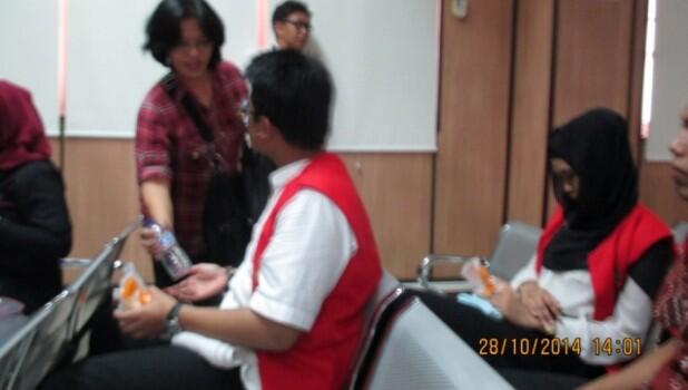 Tunggu Sidang Berlangsung, Keluarga Ade Sara Beri Hafitd & Assyifa Roti dan Air