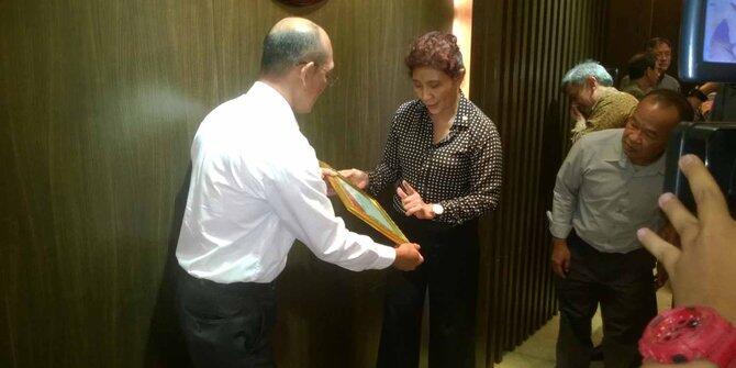 Susi Pudjiastuti, Menteri Berijazah SMP Rapat Pakai Bahasa Asing