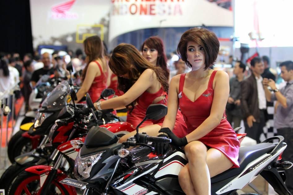 FOTO:: Gadis-Gadis SPG Cantik dan Sexy di di Indonesia Motorcycle Show 2014