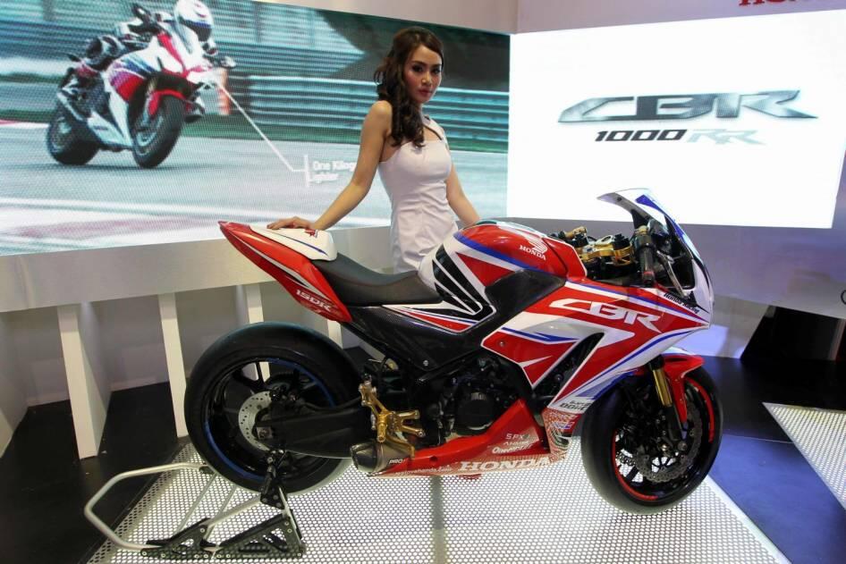 FOTO:: Gadis-Gadis SPG Cantik dan Sexy di di Indonesia Motorcycle Show 2014