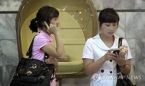 KORUT: Tren Baru Proposal &quot;Will You Marry Me?&quot; Yaitu Dengan Henpon, Bukan Cincin