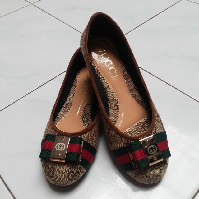 Terjual iSepatui sandal ibrandedi Gucci iChanneli Hermes 