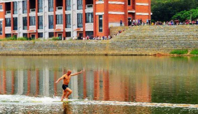 Keren Gan !! Biksu Shaolin ini bisa berlari di atas air 