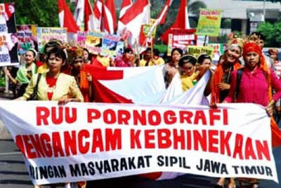 Dulu Menentang UU Pornografi Sekarang PDIP Menjerat Tukang Sate Dengan UU Pornografi 