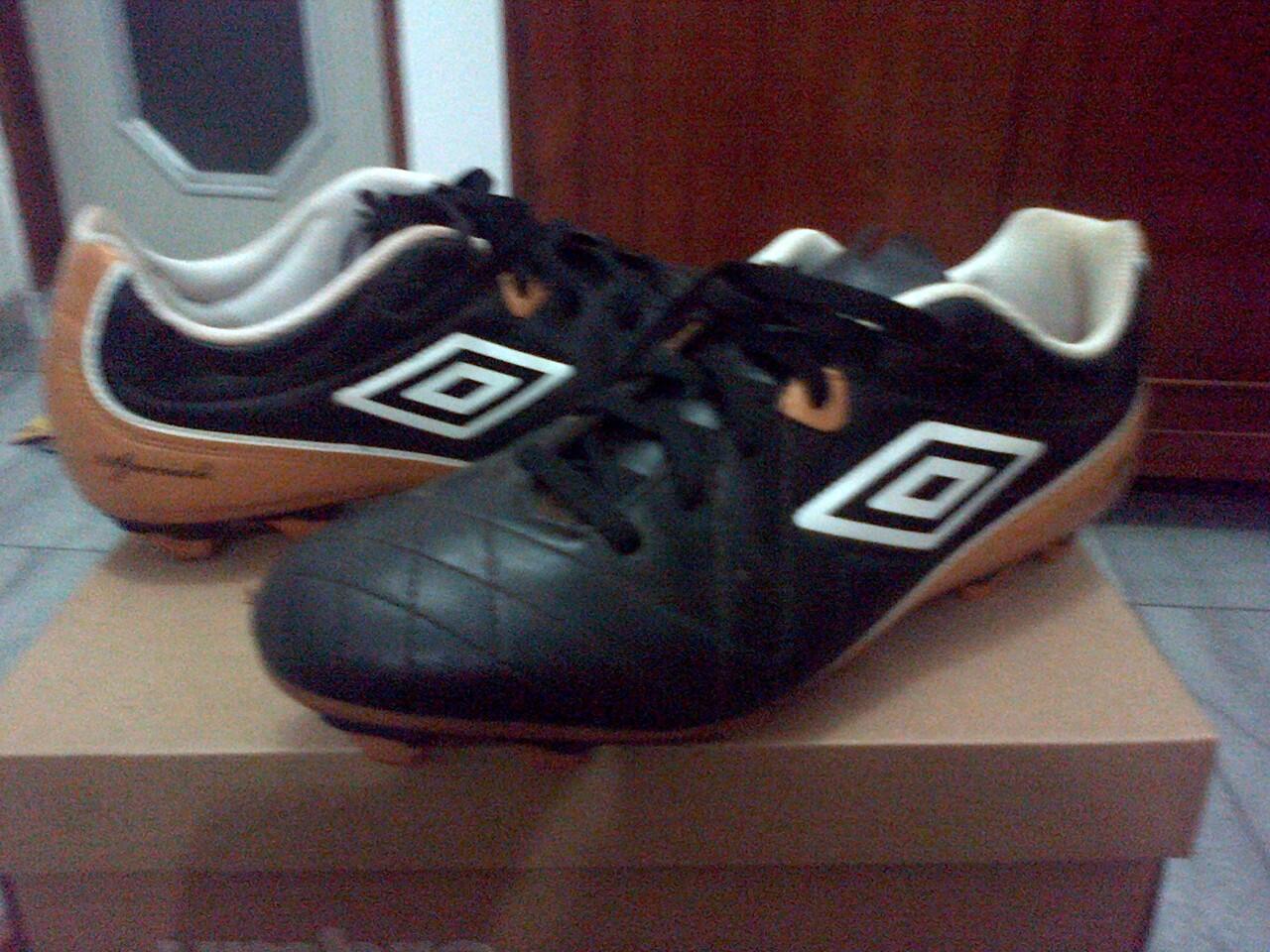 SEPATU BOLA UMBRO SPECIALI 4 SHIELD FG