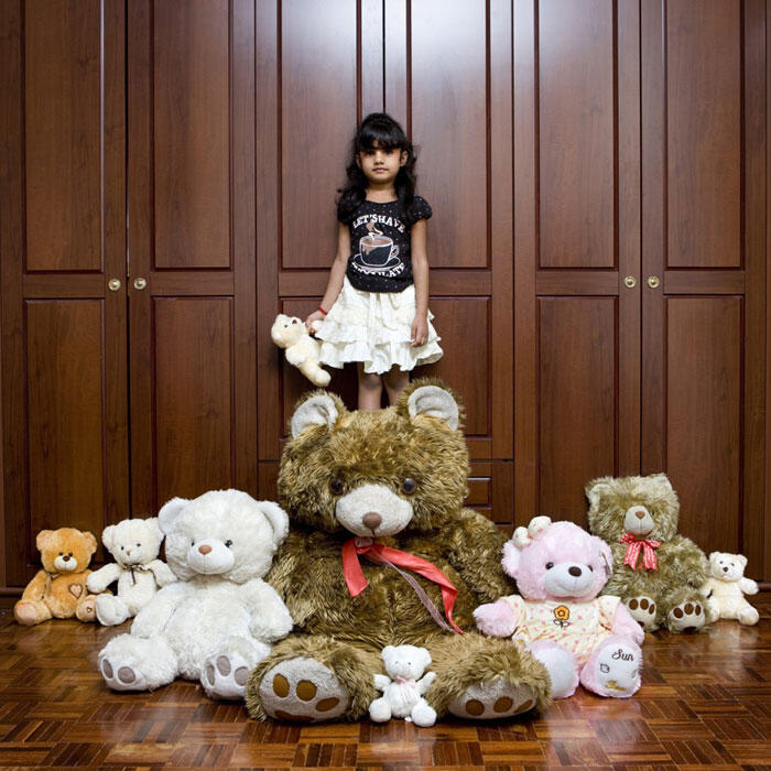 Potret Anak Kecil di Seluruh Dunia Bersama Mainannya