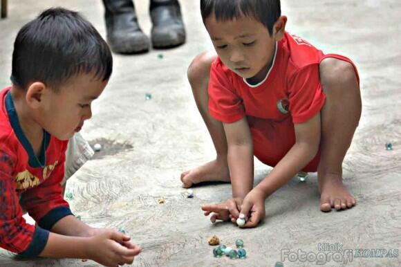 Potret Anak Kecil di Seluruh Dunia Bersama Mainannya